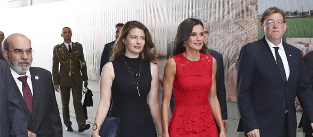 La Reina con la nueva jefa de su Secretaría, Dolores Ocaña, en Valencia en 2019
