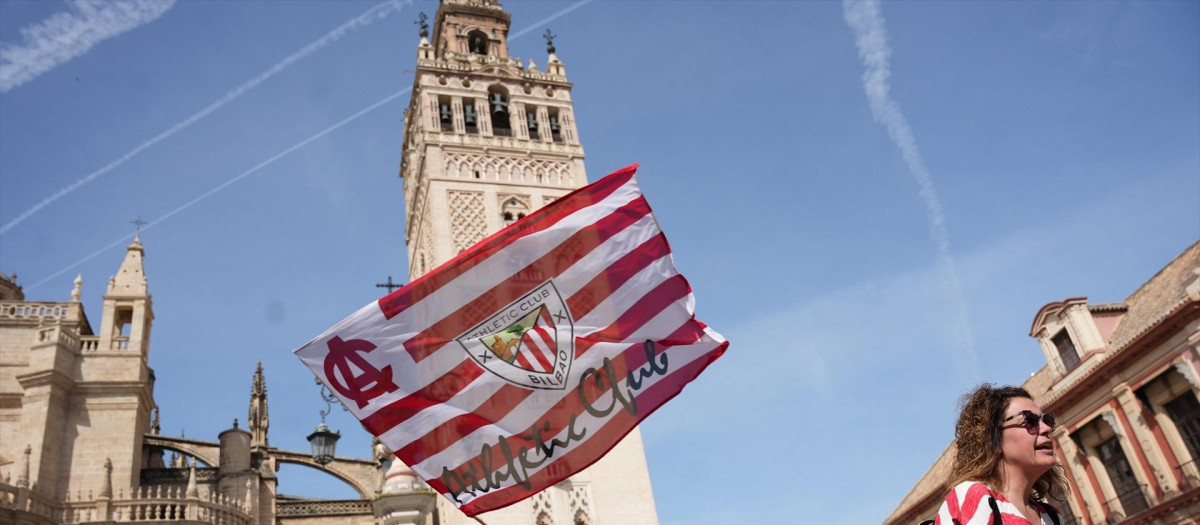 Aficionados del Athletic Club de Bilbao en el entorno de la Catedral este viernes. A 05 de abril de 2024, en Sevilla, (Andalucía, España). La final de la Copa del Rey se disputará mañana sábado entre el Athletic Club de Bilbao y el Real Club Mallorca en el estadio de La Cartuja.
María José López / Europa Press
05/4/2024