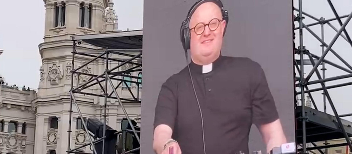 El Padre Guilherme pone a bailar a Cibeles en la Fiesta de la Resurrección