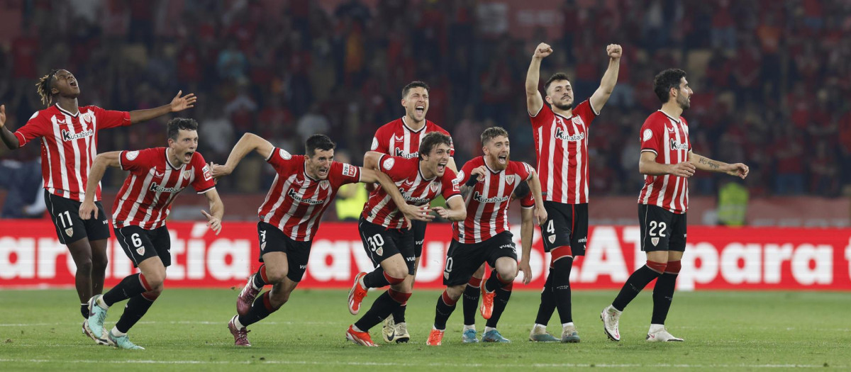 Los jugadores del Athletic celebran tras ganar la final de la Copa del Rey