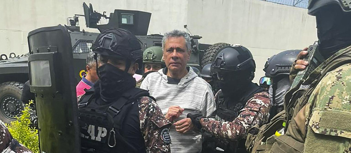 El exvicepresidente ecuatoriano Jorge Glas escoltado por miembros del Grupo de Acción Penitenciaria Especial