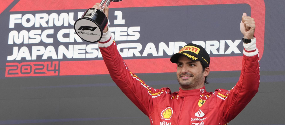 Carlos Sainz celebra su tercer podio en el GP de Japón