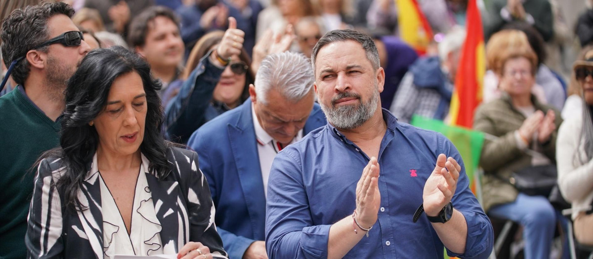 La candidata de Vox en el País Vasco, Amaia Martínez, y Santiago Abascal, en un acto electoral en Vitoria