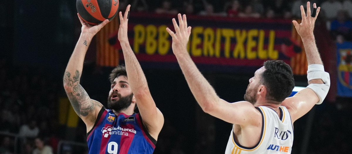 Ricky Rubio realiza un tiro ante Rudy Fernández