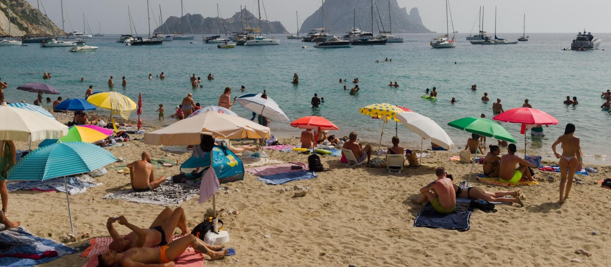 Varias personas en la playa de Cala d'Hort, en Ibiza