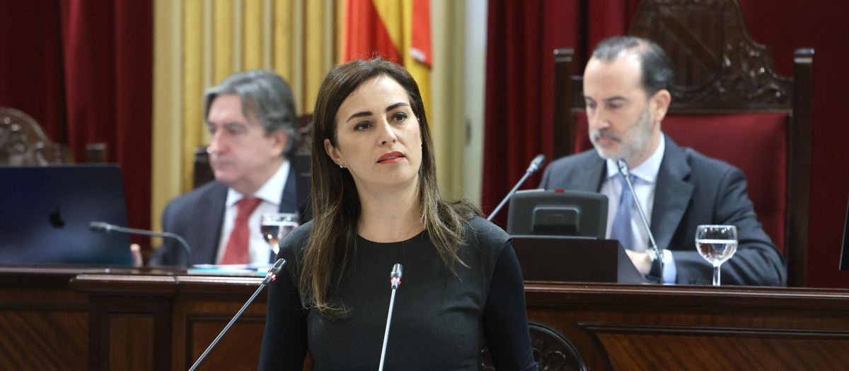 La diputada de VOX por Baleares Idoia Ribas interviene durante un pleno en el Parlament