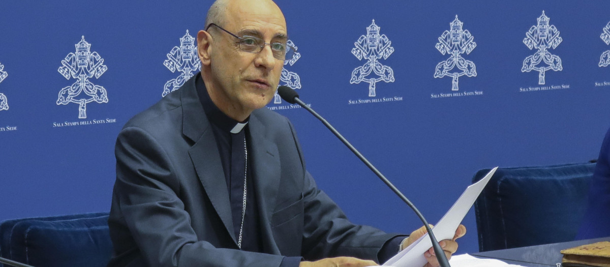 El nuevo prefecto, el cardenal argentino Víctor Manuel Fernández, presenta el documento titulado 'Dignitas infinita', este lunes en Ciudad del Vaticano. El Vaticano remarcó hoy en un documento la posición de la Iglesia ante las que considera graves violaciones de la dignidad humana y entre las que incluye, además de las ya conocidas eutanasia o aborto, la teoría de género, el cambio de sexo, la maternidad subrogada y "las nuevas violencias digitales". En el documento se enumeran las "violaciones graves de la dignidad humana que son de especial actualidad" y entre ellas la Iglesia se posiciona en contra de la práctica de la maternidad subrogada, "mediante la cual el niño, inmensamente digno, se convierte en un mero objeto". EFE/Daniel Cáceres