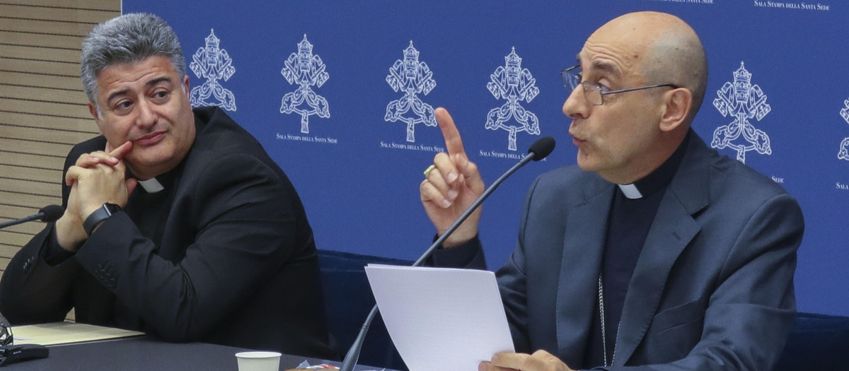 CIUDAD DEL VATICANO (VATICANO), 08/04/2024.- El nuevo prefecto, el cardenal argentino Víctor Manuel Fernández (d), junto al subsecretario adjunto de Doctrina de la Fe, el sacerdote Armando Matteo (i), presenta el documento titulado 'Dignitas infinita', este lunes en Ciudad del Vaticano. El Vaticano remarcó hoy en un documento la posición de la Iglesia ante las que considera graves violaciones de la dignidad humana y entre las que incluye, además de las ya conocidas eutanasia o aborto, la teoría de género, el cambio de sexo, la maternidad subrogada y "las nuevas violencias digitales". En el documento se enumeran las "violaciones graves de la dignidad humana que son de especial actualidad" y entre ellas la Iglesia se posiciona en contra de la práctica de la maternidad subrogada, "mediante la cual el niño, inmensamente digno, se convierte en un mero objeto". EFE/Daniel Cáceres