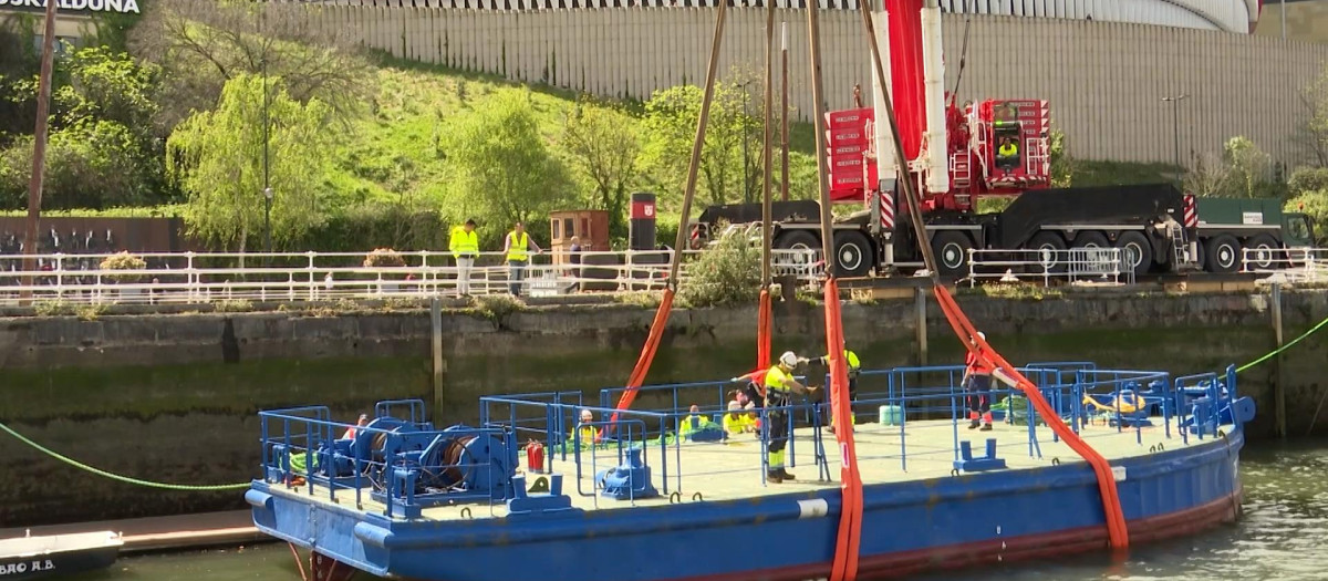 La gabarra ya está lista para surcar la Ría de Bilbao en la celebración del título copero