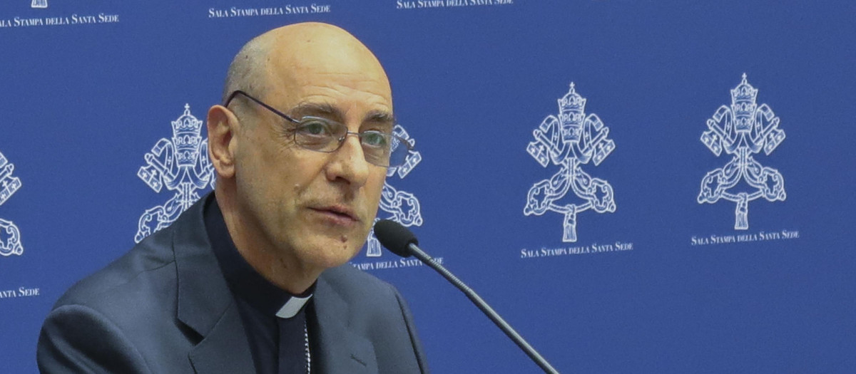 CIUDAD DEL VATICANO (VATICANO), 08/04/2024.- El nuevo prefecto, el cardenal argentino Víctor Manuel Fernández, presenta el documento titulado 'Dignitas infinita', este lunes en Ciudad del Vaticano. El Vaticano remarcó hoy en un documento la posición de la Iglesia ante las que considera graves violaciones de la dignidad humana y entre las que incluye, además de las ya conocidas eutanasia o aborto, la teoría de género, el cambio de sexo, la maternidad subrogada y "las nuevas violencias digitales". En el documento se enumeran las "violaciones graves de la dignidad humana que son de especial actualidad" y entre ellas la Iglesia se posiciona en contra de la práctica de la maternidad subrogada, "mediante la cual el niño, inmensamente digno, se convierte en un mero objeto". EFE/Daniel Cáceres