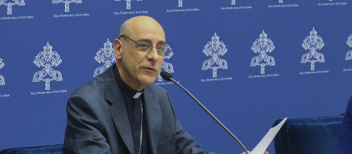 CIUDAD DEL VATICANO (VATICANO), 08/04/2024.- El nuevo prefecto, el cardenal argentino Víctor Manuel Fernández, presenta el documento titulado 'Dignitas infinita', este lunes en Ciudad del Vaticano. El Vaticano remarcó hoy en un documento la posición de la Iglesia ante las que considera graves violaciones de la dignidad humana y entre las que incluye, además de las ya conocidas eutanasia o aborto, la teoría de género, el cambio de sexo, la maternidad subrogada y "las nuevas violencias digitales". En el documento se enumeran las "violaciones graves de la dignidad humana que son de especial actualidad" y entre ellas la Iglesia se posiciona en contra de la práctica de la maternidad subrogada, "mediante la cual el niño, inmensamente digno, se convierte en un mero objeto". EFE/Daniel Cáceres
