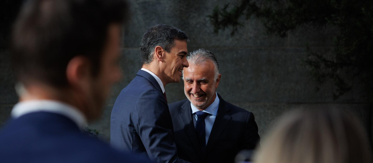 El presidente del Gobierno, Pedro Sánchez y el l ministro de Política Territorial, Ángel Víctor Torres