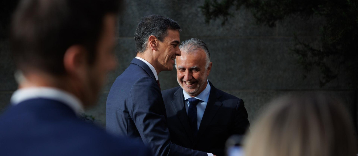 El presidente del Gobierno, Pedro Sánchez y el l ministro de Política Territorial, Ángel Víctor Torres