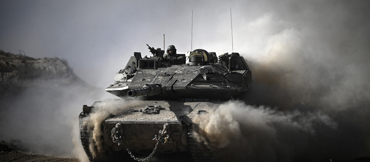 Un tanque de combate israelí se desplaza en la frontera con Gaza