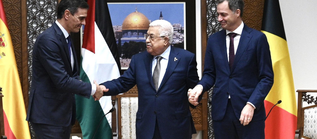 Pedro Sánchez, con el presidente de la Autoridad Nacional Palestina y el primer ministro belga