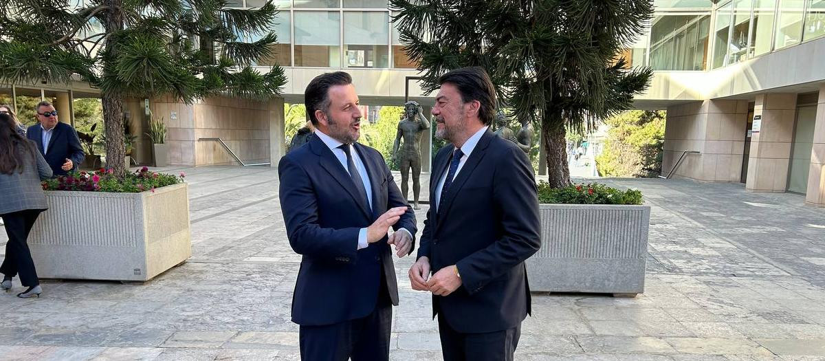 Pablo Ruz y Luis Barcala durante su encuentro en Elche