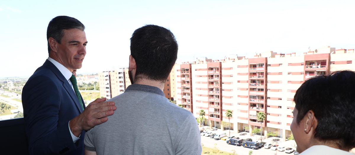 Pedro Sánchez, con uno de los beneficiarios de las viviendas protegidas del Gobierno en Sevilla