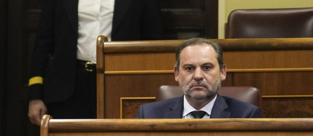 El diputado del Grupo Mixto, José Luis Ábalos, durante el pleno celebrado en el Congreso de los Diputados, este martes en Madrid.