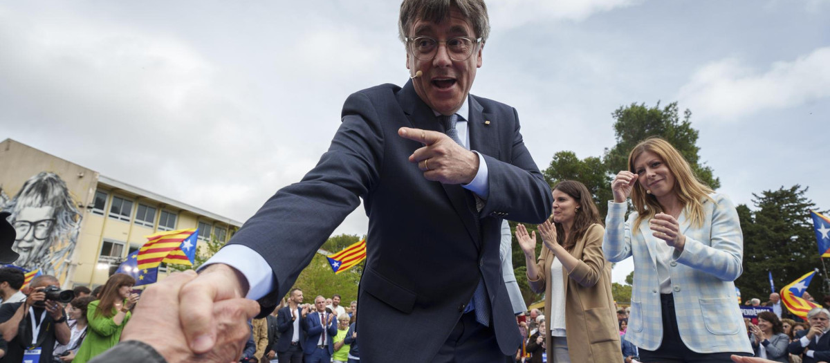 El candidato de JxCat y expresidente de la Generalitat, Carles Puigdemont (c), durante un acto en Elna, en el sur de Francia.