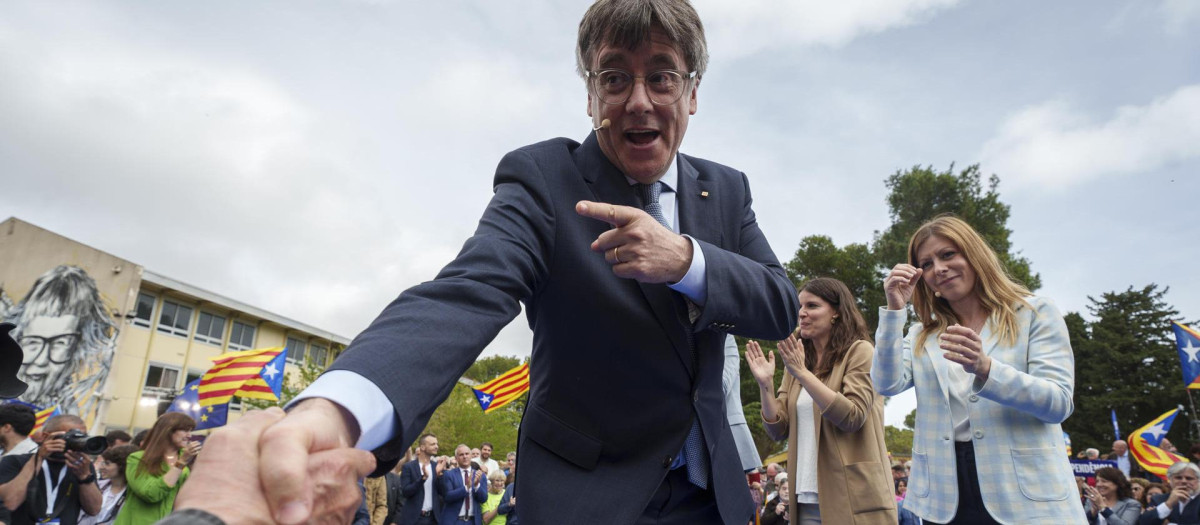 El candidato de JxCat y expresidente de la Generalitat, Carles Puigdemont (c), durante un acto en Elna, en el sur de Francia.