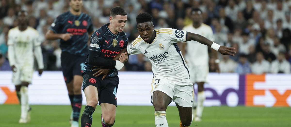 Vinicius y Foden se disputan un balón