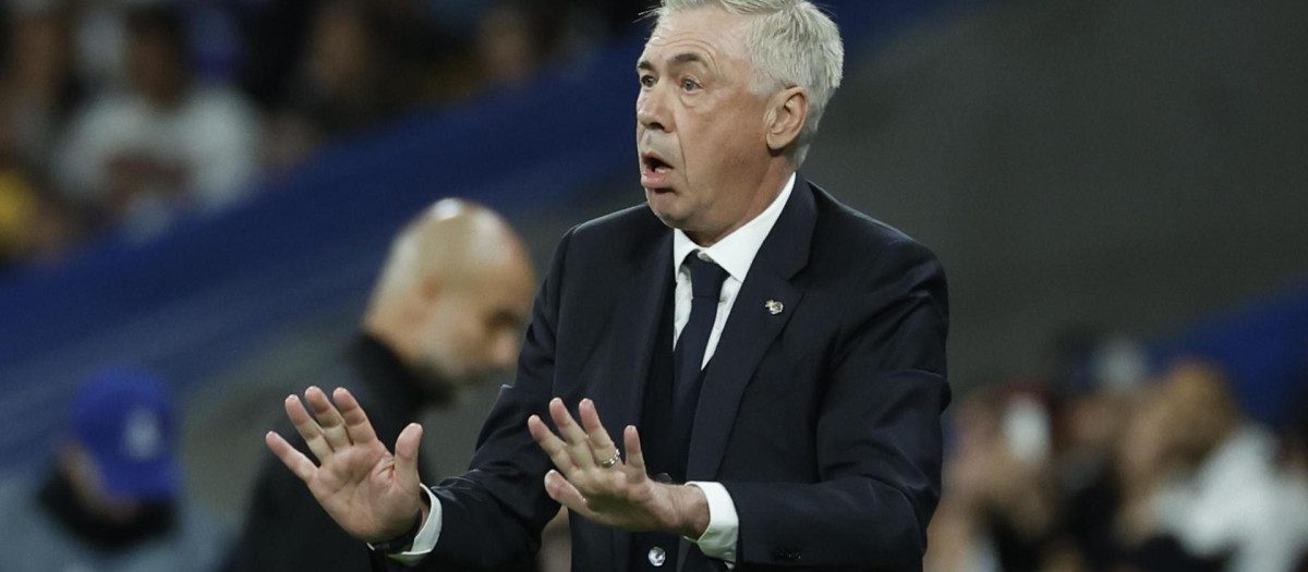 Carlo Ancelotti da órdenes en el Real Madrid vs Manchester City