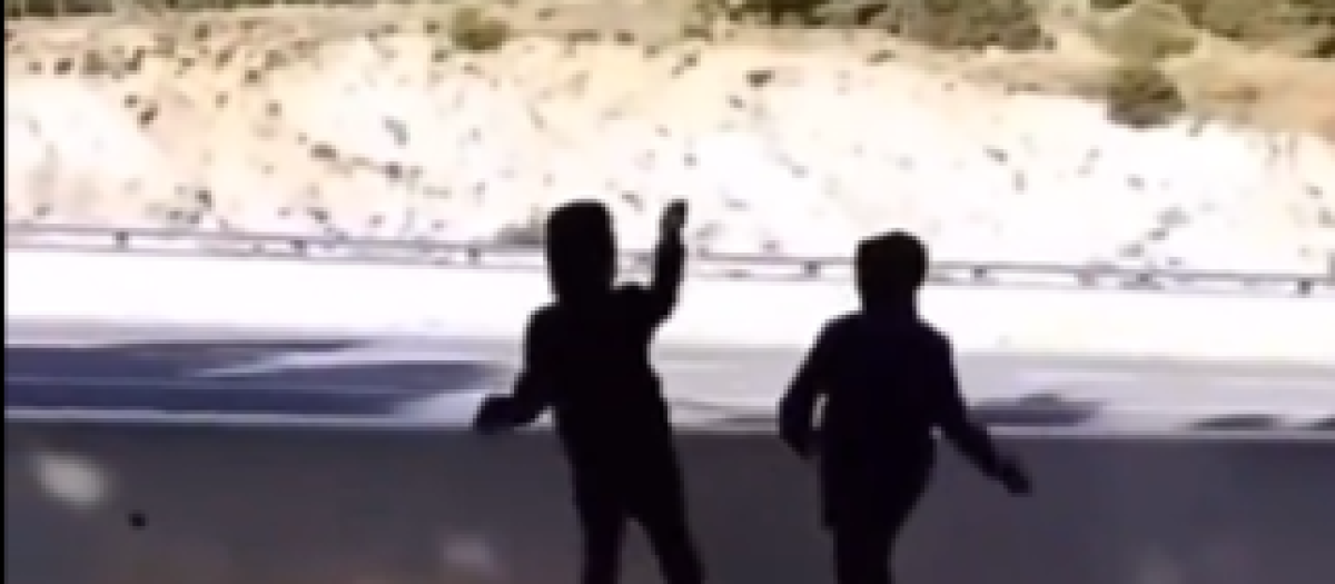 Los niños en plena faena