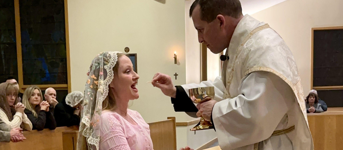 Bree Solstad recibe por primera vez la comunión en la Vigilia Pascual