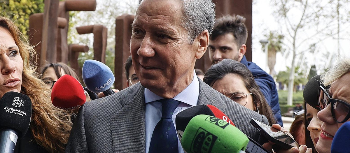 El expresidente de la Generalitat Valenciana y exministro, Eduardo Zaplana, a su entrada a la Audiencia Provincial de Valencia