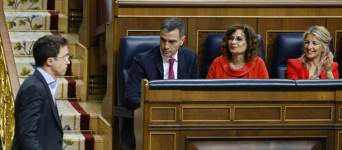 El portavoz de Sumar, Íñigo Errejón, pasa por delante de Pedro Sánchez