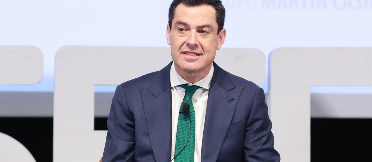 El presidente de la Junta de Andalucía, Juanma Moreno, en un desayuno informativo
