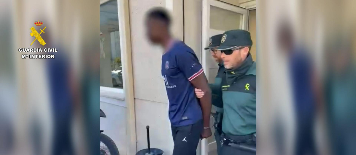 Momento de la detención del presunto autor de los robos por parte de la Guardia Civil