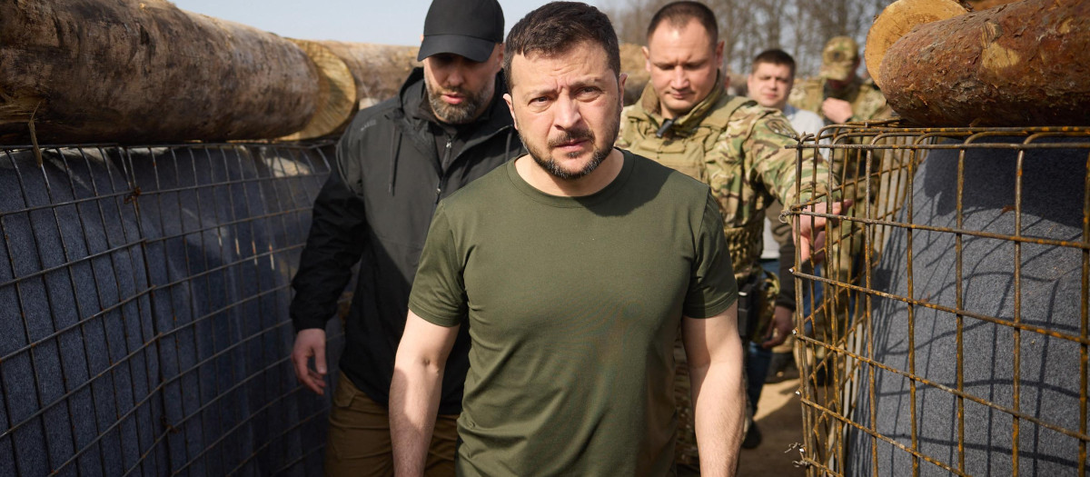 El presidente ucraniano, Volodimir Zelenski, visita las fortificaciones del frente de Jarkov