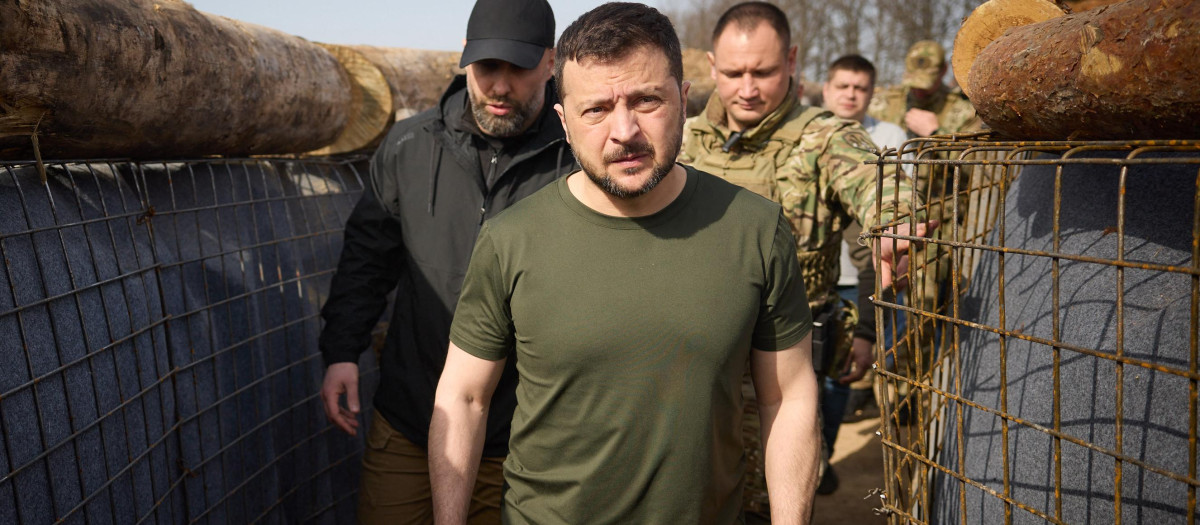 El presidente ucraniano, Volodimir Zelenski, visita las fortificaciones del frente de Jarkov