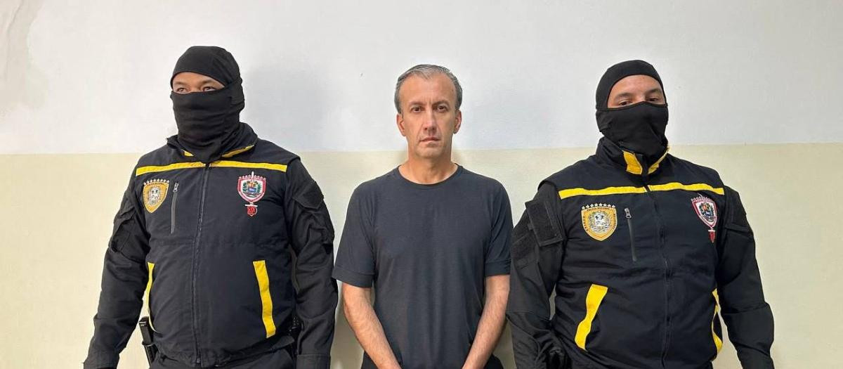 El exministro de petróleo venezolano Tareck El Aissami escoltado por miembros de la Policía Nacional Anticorrupción tras su arresto en Caracas