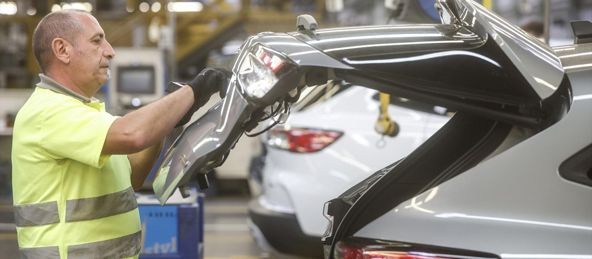 Un trabajador en un vehículo de la fábrica de Ford en Almusafes