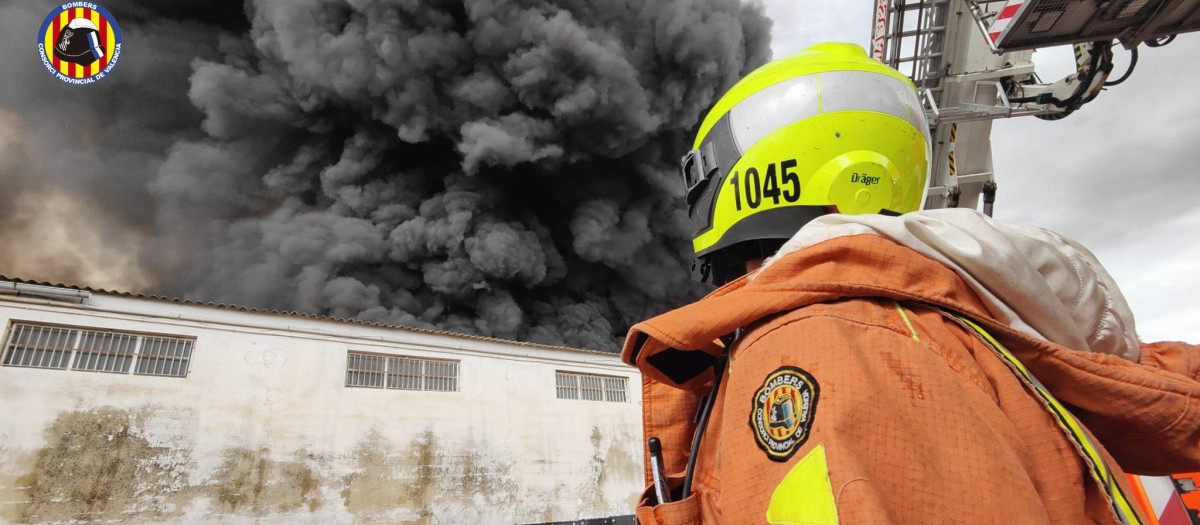 Un bombero en el incendio de una de las naves de Cecotec
