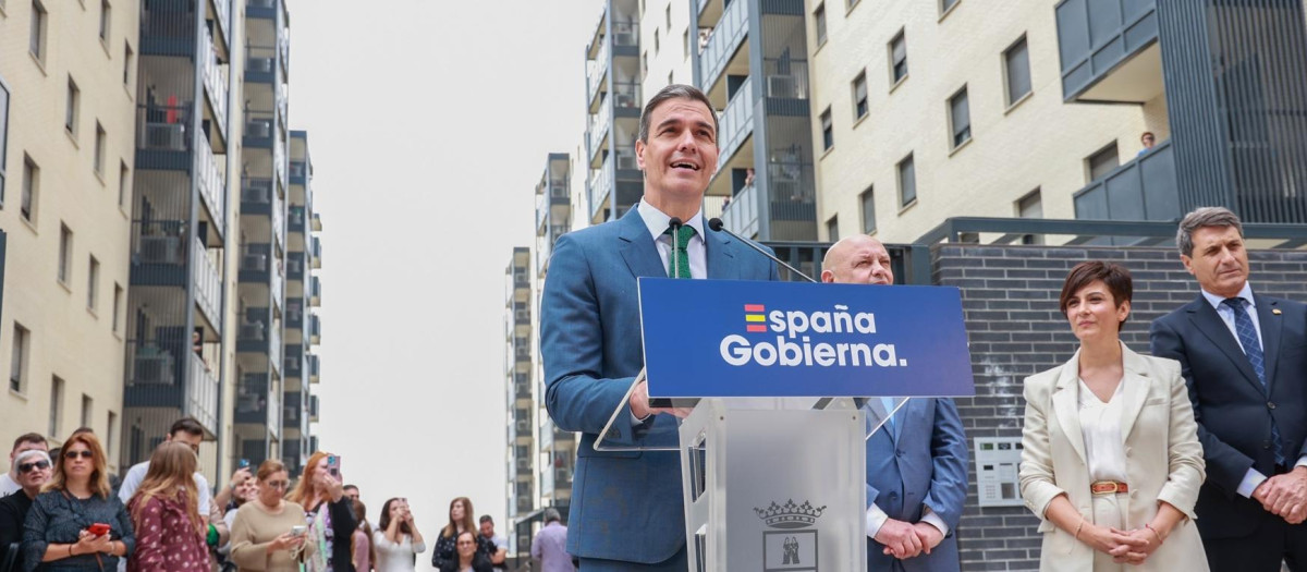 Pedro Sánchez, en una promoción de viviendas en Sevilla, este lunes