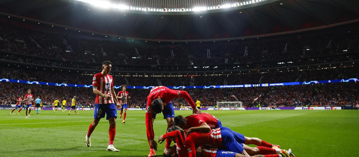 Los jugadores del Atlético celebran un tanto contra el Dortmund