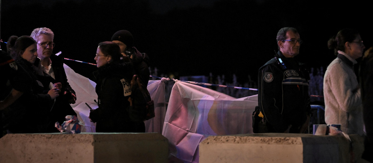 La Policía acordona una calle después de que un hombre apuñalase y matase a una persona e hiriese a otra antes de ser asesinado por los agentes mientras huía, en Burdeos (Francia)