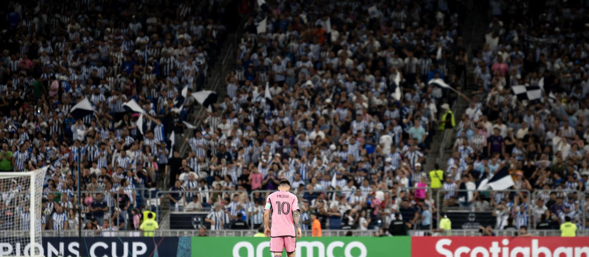 Messi, cabizbajo, viendo como su equipo caía eliminado