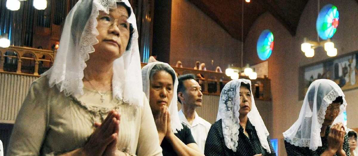 Catolicos japoneses durante una misa celebrada en la iglesia de Uragami, en Nagasaki