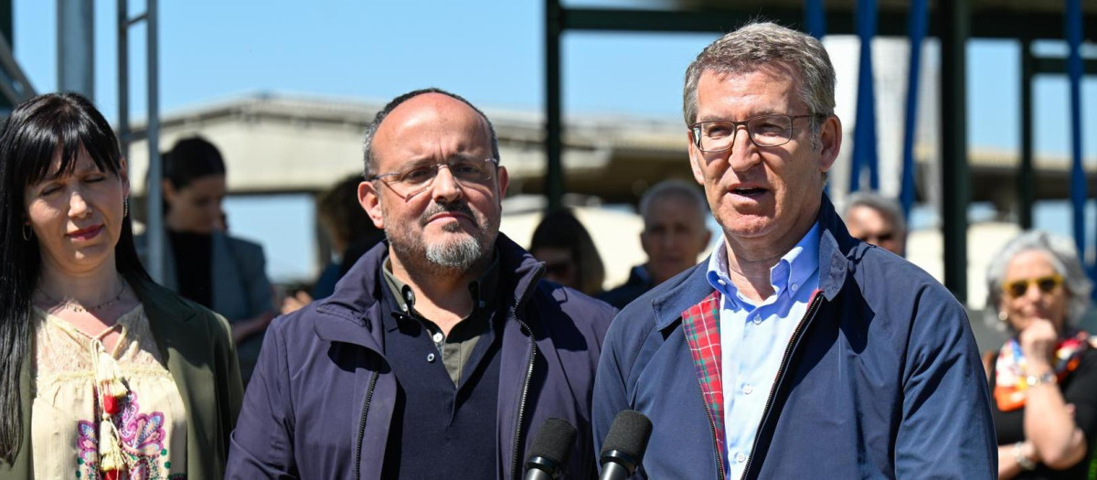 El presidente del Partido Popular, Alberto Núñez Feijóo (2d), durante la visita a la granja de la Cooperativa de Ivars d’Urgell en Lleida