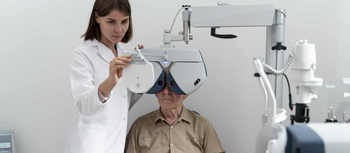 Hombre que tiene un control de la vista en una clínica de oftalmología