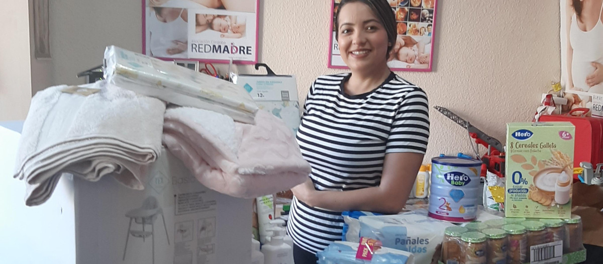 Entrega de una canastilla a una madre