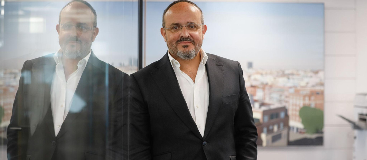 El candidato del PP a la Generalidad de Cataluña, Alejandro Fernández, en la redacción de El Debate
