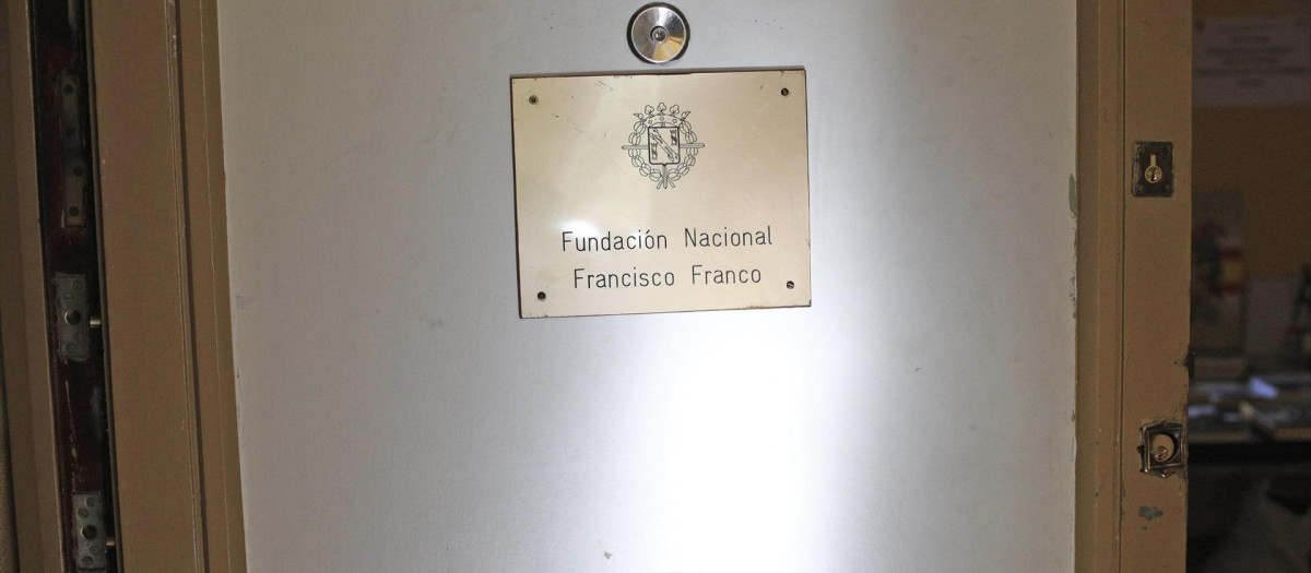Detalle de la placa de entrada en la sede de la Fundación Francisco Franco