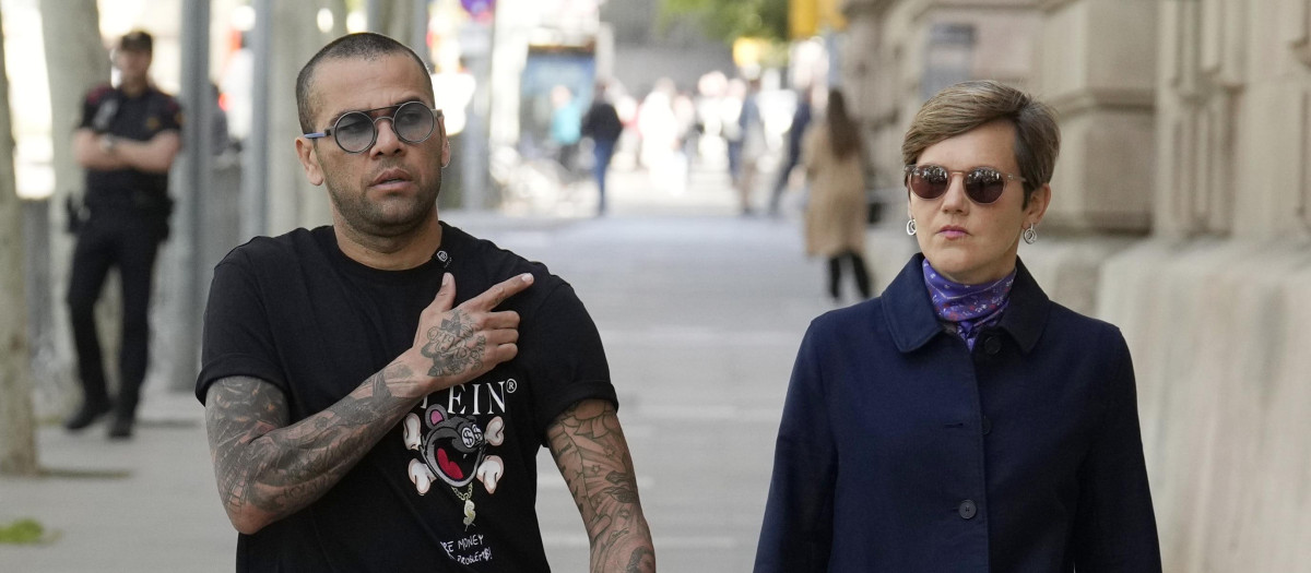 Dani Alves junto a su abogada, Inés Guardiola, a la entrada de la Audiencia de Barcelona