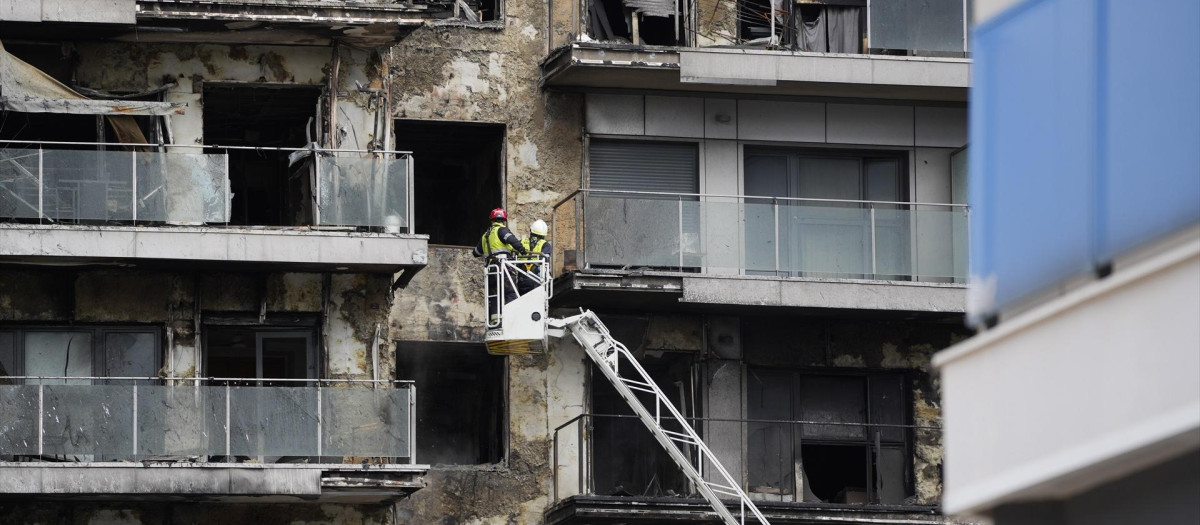 Bomberos trabajan en la limpieza del edificio incendiado de Campanar