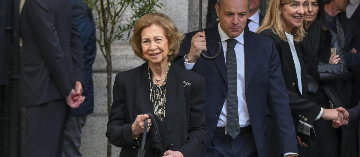 Doña Sofía, el pasado lunes, a la salida del funeral de su sobrino Fernando Gómez-Acebo
